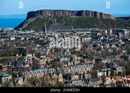 Logement résidentiel dans le sud d'Edimbourg avec Salisbury Crags en arrière-plan, pris de Blackford Hill, Edimbourg, Ecosse, Royaume-Uni. Banque D'Images