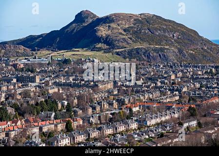 Logement résidentiel dans le sud d'Edimbourg avec Arthur's Seat en arrière-plan, pris de Blackford Hill, Edimbourg, Ecosse, Royaume-Uni. Banque D'Images