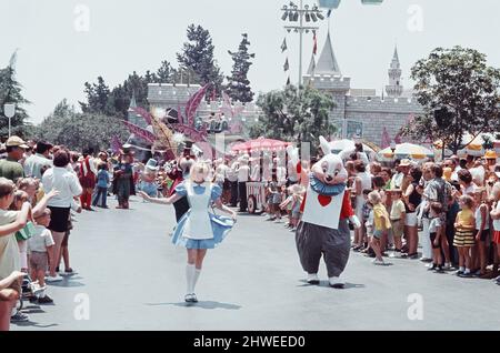 Scènes au parc à thème Disneyland à Anaheim, Californie, États-Unis. Les personnages d'Alice au pays des merveilles pendant la parade de la rue principale. Juin 1970. Banque D'Images