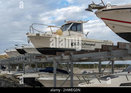 Sa Rapita, Espagne; février 17 2022: Royal Yacht Club de la ville Majorcan de sa Rapita. Bateaux en cours de restauration sur trépieds en bois Banque D'Images