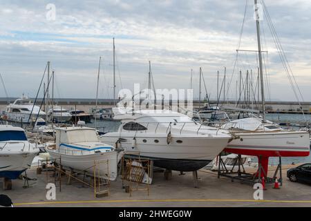 Sa Rapita, Espagne; février 17 2022: Royal Yacht Club de la ville Majorcan de sa Rapita. Bateaux en cours de restauration sur trépieds en bois Banque D'Images