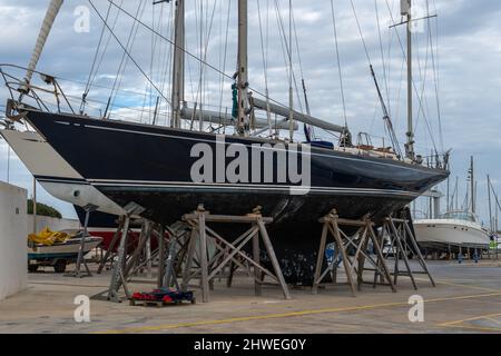 Sa Rapita, Espagne; février 17 2022: Royal Yacht Club de la ville Majorcan de sa Rapita. Bateaux en cours de restauration sur trépieds en bois Banque D'Images