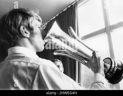 Newcastle United Homecoming après avoir remporté la coupe Inter-Cities Fairs en 1969, avec une victoire globale de 6-2 sur Ujpest FC of Hungary, jeudi 12th juin 1969. Notre photo montre ... centre en avant Wyn Davies prend une hirondelle de champagne de la coupe à St James Park. Banque D'Images