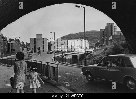 Le pont de Rhondda Road récemment achevé, au-dessus de la rivière Taff, Pontypridd, encadré par l'une des arches du pont ferroviaire. 31st juillet 1969 Banque D'Images