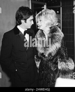 Marooned 1970 film Premiere, The Odeon, Leicester Square, Londres, jeudi 29th janvier 1970. Notre photo montre ... Goldie Hawn, actrice américaine avec le mari Gus Trikonis. Banque D'Images