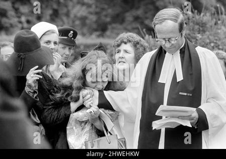 Rolling Stones : funérailles de Brian Jones. Le recteur de Cheltenham offre un confort digne d'un ventilateur. 10 juillet 1969 Banque D'Images