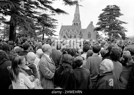 Rolling Stones : funérailles de Brian Jones. Les foules au cimetière.10 juillet 1969 Banque D'Images