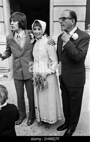 L'actrice una Stubbs épouse Nicky Henson (fils de Leslie Henson). Hôtel de ville de Wandsworth. Una portait une tenue longue avec un foulard assorti qu'elle a conçu elle-même. Le comédien Stanley Holloway était également à la cérémonie. 10th octobre 1969. Banque D'Images