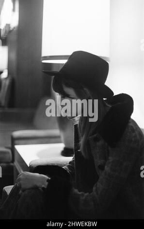 Françoise Hardy, chanteuse française, photographiée au Royaume-Uni, vendredi 26th septembre 1969. Banque D'Images