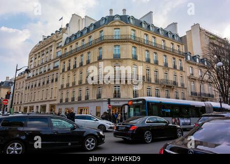 Paris, France, Christian Dior, Bâtiment neuf, magasin de luxe, façades de magasins, fenêtres de mode, avenue Montaigne, voitures de circulation, paris conduite Banque D'Images