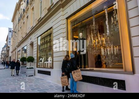 Paris, France, femmes Window Shopping, Christian Dior, Nouveau bâtiment, Boutique de luxe, boutiques, mode Windows, avenue Montaigne, vitrine dior, Vue Banque D'Images