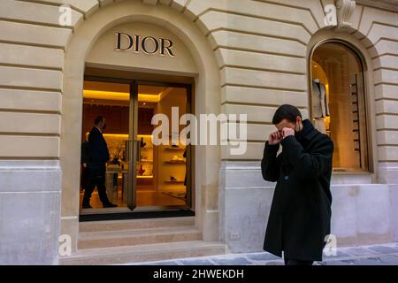 Paris, France, Christian Dior, homme marchant devant l'immeuble, magasin de luxe, devantures de magasins, entrée, panneau, fenêtres mode, (Avenue Montaigne) Banque D'Images