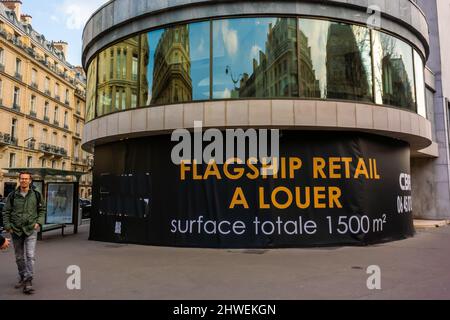 Paris, France, magasins vides sur Luxury Avenue George V. Banque D'Images