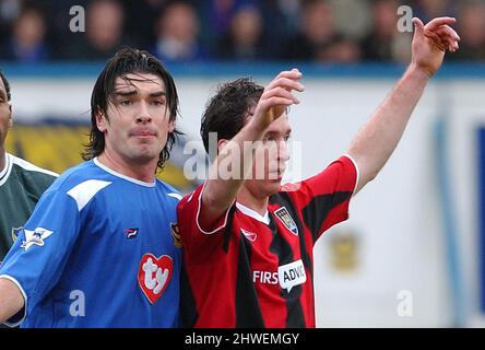 PORTSMOUTH V MANCHESTER CITY RICHARD HUGHES ET ROBBIE FOWLER PIC MIKE WALKER, 2004 Banque D'Images