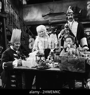 Répétition de Noël « poursuivez encore Noël » au Studio One, Thames TV, Teddington Lock Studios. Terry Scott, Barbara Windsor, Kenneth Connor, Bernard Bresslaw et Charles Hawtrey. 14th décembre 1970. Banque D'Images