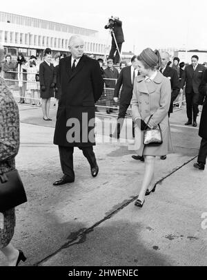 La Reine et la princesse Anne, photographiés à l'aéroport de Londres Heathrow, 2nd mars 1970. En route vers l'Australie, lors d'une visite de neuf semaines à Fidji, Tonga, Nouvelle-Zélande et Australie. Le duc d'Édimbourg les rejoindra à Vancouver ce soir, il joue au polo au Mexique après sa visite au Cap Kennedy. Le Prince de Galles rattrape le Parti royal le 12th mars à Wellington. Banque D'Images