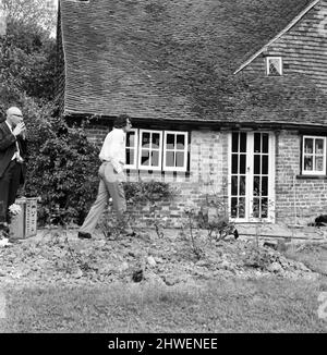 Rolling Stones : mort de Brian Jones. Tom Keylock, gofer à pierres, entre dans la ferme de Cotchford, à Hartfield, Sussex, le 3 juillet 1969 Banque D'Images