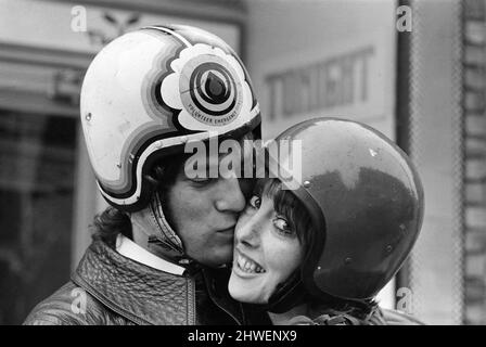 L'actrice una Stubbs et son mari Nicky Henson arrivent au Young Vic Theatre pour une répétition de robe sur leur moto. Ils apparaissent dans la pièce 'The Soldier's Tale'. 27th septembre 1970. Banque D'Images