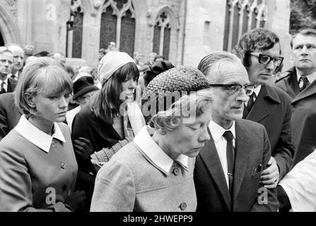 Rolling Stones : funérailles de Brian Jones. De gauche à R sœur Brian Joness, petite amie Brian Jones, modèle Suki Potier, Mme Jones, M. Jones, (Les parents de Brian) et les pierres 'gofer' Tom Keylock 10 juillet 1969 Banque D'Images