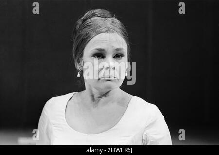 Judi Dench (qui joue Hermione), avec William Shakespeare, dans Un conte de Winters, au Royal Shakespeare Theatre, Stratford-upon-Avon, en Angleterre. A Winters Tale a été réalisé par Trevor Nunn. L'une de ses premières pour le RSC le conte d'hiver est une pièce de William Shakespeare publiée à l'origine dans le premier Folio de 1623. Bien qu'il ait été regroupé parmi les comédies, certains éditeurs modernes ont rebellisé la pièce comme l'un des romances tardives de Shakespeare. Certains critiques le considèrent comme l'un des "jeux de problèmes" de Shakespeare parce que les trois premiers actes sont remplis de drame psychologique intense, tandis que le Banque D'Images