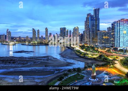 Vue sur le front de mer de la ville de Panama, vue depuis Punta Paitilla le long de la Cinta Costera au crépuscule Banque D'Images