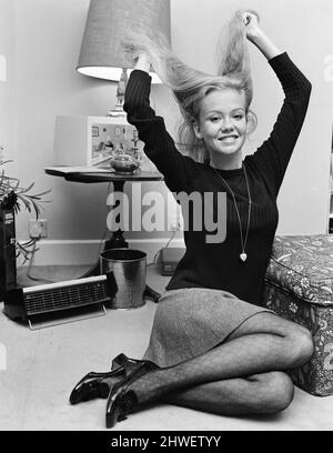 Hayley Mills, 23 ans, chez elle à Chelsea aujourd'hui, elle a été choisie pour jouer le rôle de Peter à Peter Pan. « Je dois peut-être couper mes cheveux longs pour la partie », a-t-elle dit. 13th octobre 1969. Banque D'Images