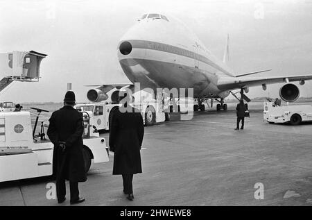 Le Boeing 747 de 361 passagers arrive à l'aéroport de Heathrow. Le premier Boeing 747 Jumbo à voler vers la Grande-Bretagne est arrivé en toute sécurité de New York. Le jet géant a une vitesse de croisière de 625 mph et devrait réduire le trajet de New York à Londres de 30 minutes. 12th janvier 1970. Banque D'Images