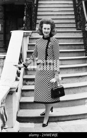 Lady Dartmouth, fille d'Alexander McCorquodale et romancière Dame Barbara Cartland, a voté l'une des 10 meilleures dames du pays. Elle est photographiée chez elle, portant un costume midi de deux pièces en noir et blanc, avec une paire de nouvelles chaussures extra-plates de France. 21st septembre 1970. Banque D'Images