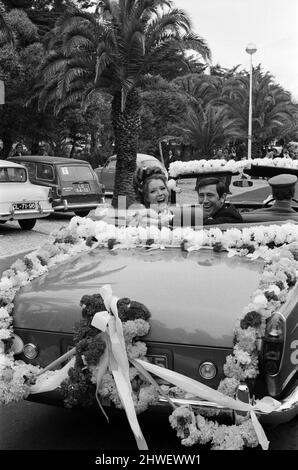 James Bond, joué par George Lazenby, photographié épousant Tracey joué par Diana Rigg pendant le tournage de « On Her Majesty's Secret Service » Estoril, Portugal. 30th avril 1969. Banque D'Images