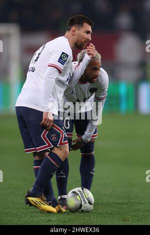 Nice, France, le 5th mars 2022. Lionel Messi du PSG discute avec Neymar Jr, coéquipier, d'une situation de balle morte lors du match Uber Eats Ligue 1 au stade Allianz Riviera, à Nice. Crédit photo à lire: Jonathan Moscrop / Sportimage crédit: Sportimage / Alay Live News Banque D'Images