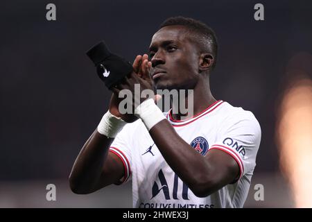 Nice, France, le 5th mars 2022. Abdou Diallo de PSG reconnaît les fans après la défaite de 1-0 dans le match Uber Eats Ligue 1 au stade Allianz Riviera, à Nice. Crédit photo à lire: Jonathan Moscrop / Sportimage crédit: Sportimage / Alay Live News Banque D'Images