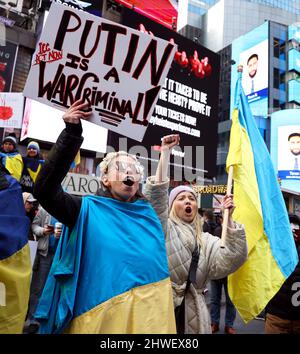 New York, États-Unis. 5th mars 2022 -- New York, New York, Etats-Unis: Des manifestants protestant contre l'invasion de l'Ukraine par la Russie lors d'un rassemblement à New York Times Square cet après-midi. Crédit : Adam Stoltman/Alamy Live News Banque D'Images