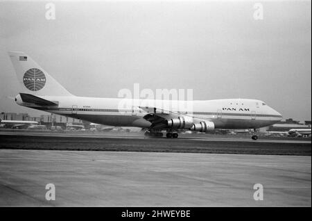 Le Boeing 747 de 361 passagers arrive à l'aéroport de Heathrow. Le premier Boeing 747 Jumbo à voler vers la Grande-Bretagne est arrivé en toute sécurité de New York. Le jet géant a une vitesse de croisière de 625 mph et devrait réduire le trajet de New York à Londres de 30 minutes. 12th janvier 1970. Banque D'Images