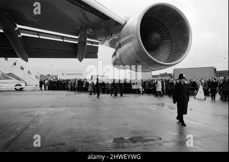 Le Boeing 747 de 361 passagers arrive à l'aéroport de Heathrow. Le premier Boeing 747 Jumbo à voler vers la Grande-Bretagne est arrivé en toute sécurité de New York. Le jet géant a une vitesse de croisière de 625 mph et devrait réduire le trajet de New York à Londres de 30 minutes. 12th janvier 1970. Banque D'Images