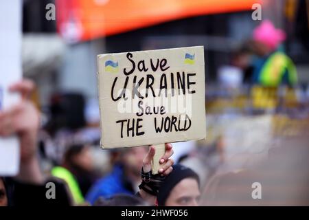 New York, États-Unis. New York, New York, États-Unis : manifestants protestant contre l'invasion de l'Ukraine par la Russie. 5th mars 2022. Lors d'un rassemblement dans le Times Square de New York cet après-midi. Crédit : Adam Stoltman/Alamy Live News Banque D'Images