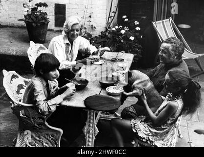 Leo Abse, député de Pontypool, prenant le petit déjeuner avec sa femme Marjorie et ses enfants - Tobias 11 ans, Bathsheba 13 ans - dans le jardin de sa maison à Londres. Avec eux est leur chien pug 'Trotsky'. 16th juillet 1969. Banque D'Images