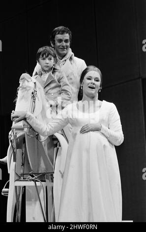 Judi Dench (qui joue Hermione) avec Barrie Ingham (qui joue Leontes) avec William Shakespeare, dans Un conte de Winters, au Royal Shakespeare Theatre, Stratford-upon-Avon, en Angleterre. Le nom de l'enfant acteur sur le cheval n'est pas confirmé. A Winters Tale a été réalisé par Trevor Nunn. L'une de ses premières pour le RSC le conte d'hiver est une pièce de William Shakespeare publiée à l'origine dans le premier Folio de 1623. Bien qu'il ait été regroupé parmi les comédies, certains éditeurs modernes ont rebellisé la pièce comme l'un des romances tardives de Shakespeare. Certains critiques le considèrent comme l'un des modèles de Shakespeare Banque D'Images