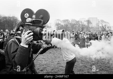 La réunion « Festival of Life » organisée par le CND au Victoria Park à Bethnal Green, est de Londres. Spectacles d'images : les jeunes jouant avec une cartouche de fumée qu'ils ont ramassés lors d'une reconstitution du tournage de Pickville. 29th mars 1970. Banque D'Images