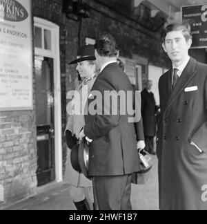 La famille royale à Noël et le nouvel an. Les photos montrent le Prince Charles et la Princesse Anne arrivant à la gare de Sandringham, après avoir pris le train Royal de la gare de Liverpool Street. Ils sont avec la famille royale qui passera leur nouvel an à Sandringham, Norfolk. Photo prise le 30th décembre 1970 Banque D'Images