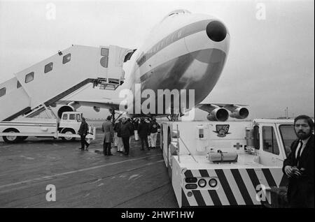 Le Boeing 747 de 361 passagers arrive à l'aéroport de Heathrow. Le premier Boeing 747 Jumbo à voler vers la Grande-Bretagne est arrivé en toute sécurité de New York. Le jet géant a une vitesse de croisière de 625 mph et devrait réduire le trajet de New York à Londres de 30 minutes. 12th janvier 1970. Banque D'Images