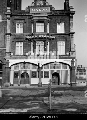 The Blind Beggar public House, sur Whitechapel Road, à mi-chemin, à l'est de Londres. Le pub a gagné la notoriété quand le 11th mars 1966, l'associé de gang de Richardson George Cornell a été tué par balle. Ronald Kray a été accusé de son meurtre. 17th février 1969. Banque D'Images