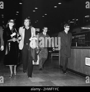 Tina Sinatra, la plus jeune fille de la chanteuse Frank Sinatra, et son mari à être, l'acteur Robert Wagner, retourneront dimanche pour commencer un nouveau film. 21st novembre 1970. Banque D'Images