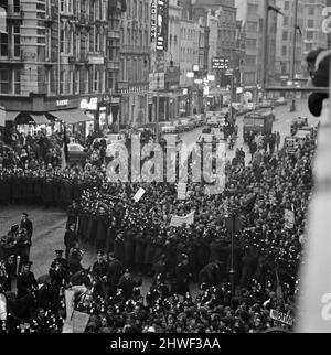 Les marches anti Rhodésie unissent leurs forces. Alors qu'environ 2000 personnes ont quitté Hyde Park Corner, derrière la bannière de Black People's Alliance, environ 1000 autres ont défilé derrière le drapeau anti-rhodésien - le tout dans une colonne. 12th janvier 1969. Banque D'Images