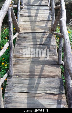 fragment d'un pont en bois. vue d'en haut. plancher en bois des vieilles planches fait de façon artisanale Banque D'Images