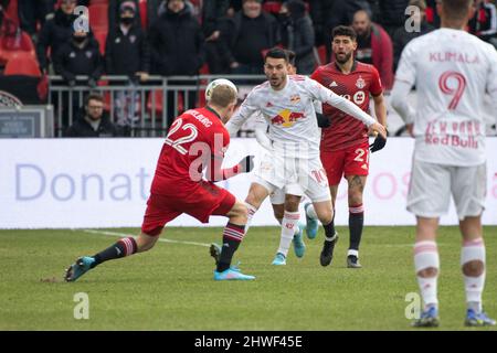 Toronto, Ontario, Canada. 5th mars 2022. Lewis Morgan (10) et Jacob Shaffelburg (22) en action pendant le jeu MLS entre le Toronto FC et les Red Bulls de New York. Le jeu s'est terminé en 1-4 pour les Red Bulls de New York (image de crédit: © Angel Marchini/ZUMA Press Wire) crédit: ZUMA Press, Inc./Alamy Live News Banque D'Images