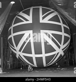 Ballon géant Union Jack à l'Expo 70 Little Miss Susan Howlett, cinq ans, est éclipsé par l'énorme ballon destiné à survoler le pavillon britannique à l'Expo 70. L'exposition sera ouverte à Osaka, au Japon, en mars 1970. Le ballon a un diamètre de 20 pieds Lynne est employée par Loyne Limited, d'Ashton sous Lyne, Lancashire, où les ballons reçoivent un type spécial flexible de revêtement. Photo prise le 31st décembre 1969 Banque D'Images