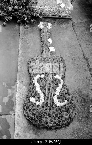 Rolling Stones : funérailles de Brian Jones. Un hommage floral représentant les portes du ciel des Rolling Stones et une guitare florale de 'gofer' Tom Keylock 10 juillet 1969 Banque D'Images