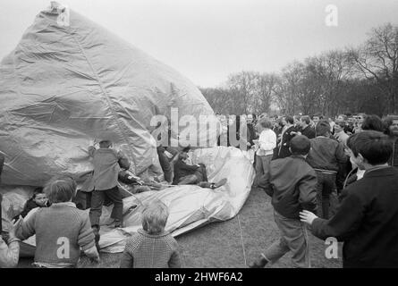 La réunion « Festival of Life » organisée par le CND à Victoria Park à Bethnal Green, est de Londres. Spectacles d'images: Un igloo gonflable géant qui est soufflé pendant l'un des événements que certains des jeunes regardent décider de sauter dessus. 29th mars 1970. Banque D'Images