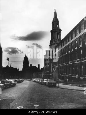 Le dôme de la mairie de Leeds est flanqué à gauche du Bureau de l'éducation et de la Bibliothèque publique et à droite du Civic Hall. 29th janvier 1969. Banque D'Images