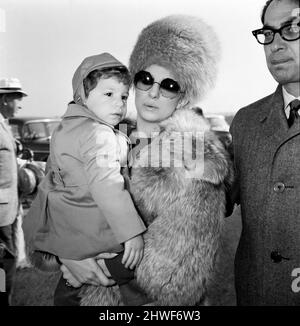 Barbra Streisand arrive à l'aéroport de Heathrow avec son fils Jason Gould. Elle est ici pour filmer des scènes pour Paramount « On a Clear Day You CAN See Forever ». 28th mars 1969. Banque D'Images